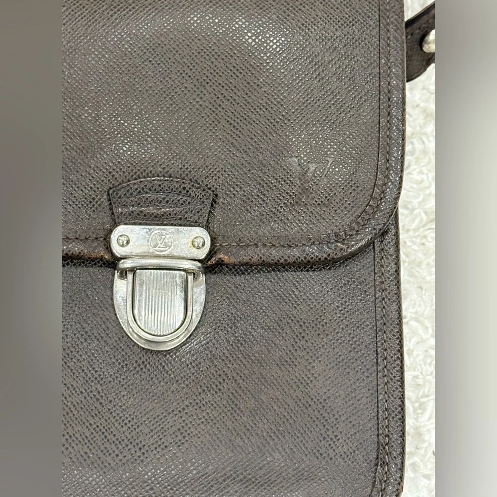 Louis Vuitton Taiga Messenger Bag